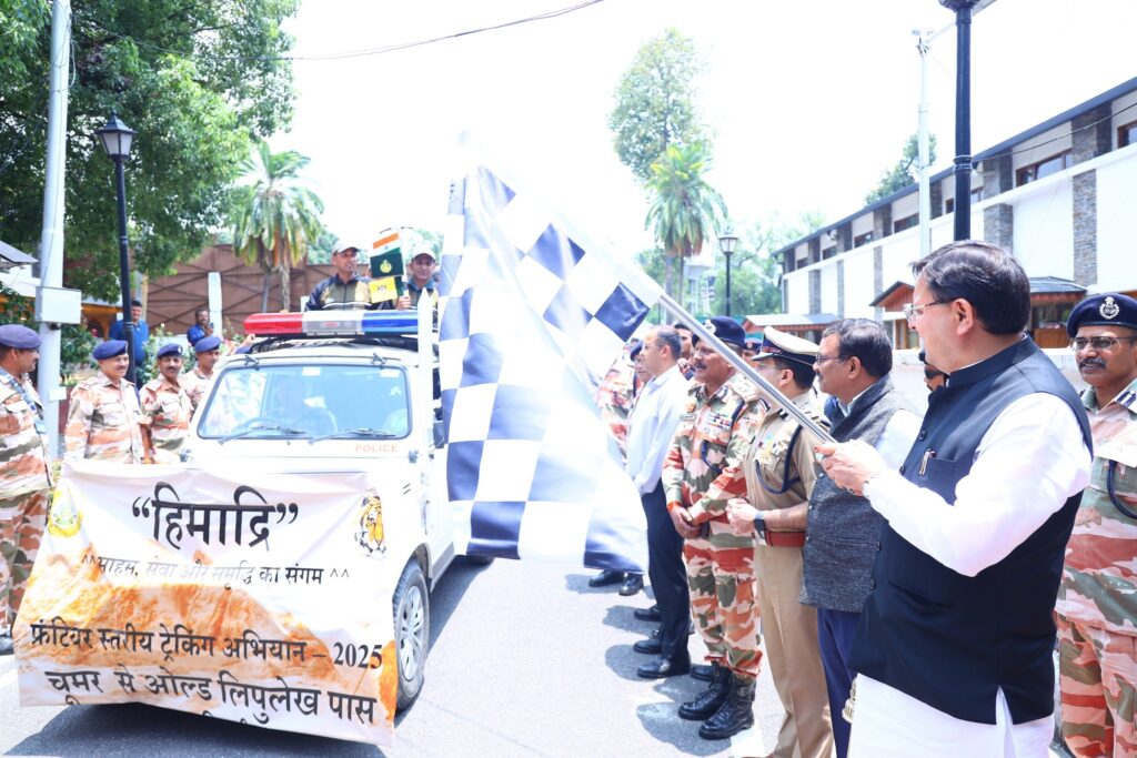 मुख्यमंत्री जी हिमाद्रि ट्रेकिंग यूनिट को हरी झंडी दिखाते हुए